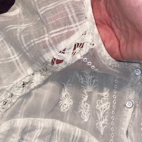 Silver sheer cream colored blouse size S/P - Picture 12 of 15